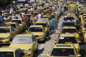 Афинские таксисты вышли на забастовку в разгар туристического сезона