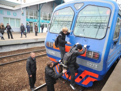 Около 1000 «зацеперов» были сняты с электричек в этом году