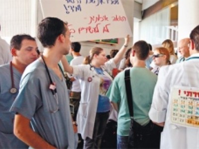 В Израиле молодые врачи и студенты-медики продолжают спорить с правительством и профсоюзом