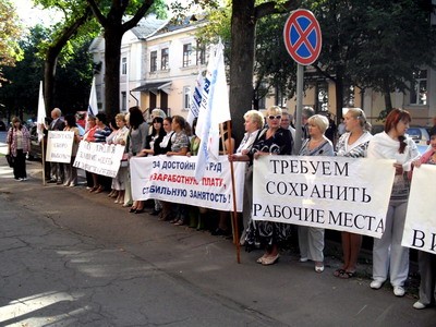 Псковские радиоэлектронщики вышли на пикет в защиту своего предприятия