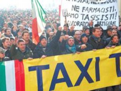 В Италии вновь бастуют таксисты