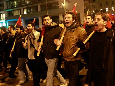 Греция бастует против новых мер экономии