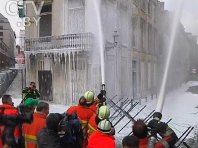 Бельгийские пожарные защищают свою пенсию брандспойтом и огнетушителем