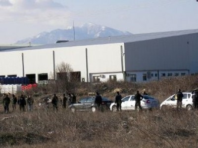 Уволенный грек ранил владельца фабрики и взял заложников