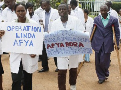 В Кении тысячи медиков уволены за забастовку