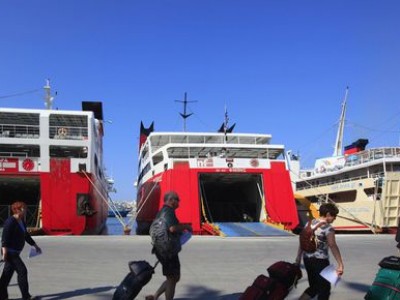 Греческие паромщики начали двухдневную забастовку