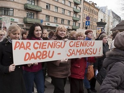 Учителя Латвии передали свои требования премьер - министру