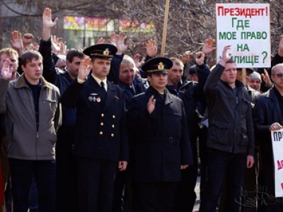 Выставляемые на улицу жители московского общежития оккупировали районную управу