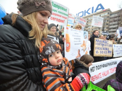 Московские родители снова выходят на улицу против "порошкового" меню в садах