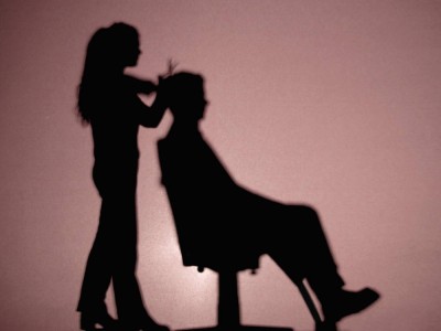 Парикмахерам запретят каблуки и обручальные кольца