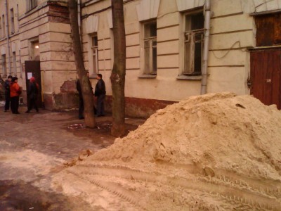 Жильцов общежития выселяют силой