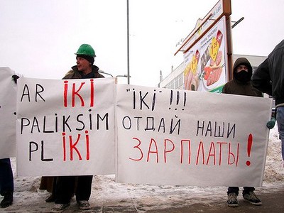 Латышские строители за своими зарплатами пошли на пикет