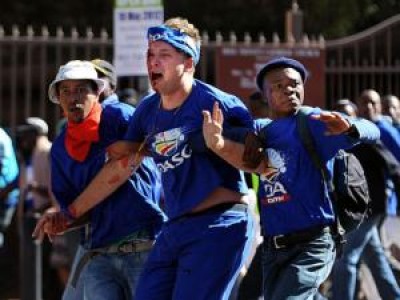 Южноафриканские профактивисты забросали оппозиционеров камнями