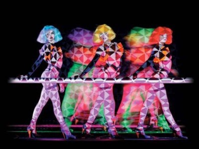 Танцовщицы элитного парижского кабаре пытаются забастовкой добиться повышения заработной платы