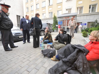 Жильцы "общаг" шестой день осаждают мэрию