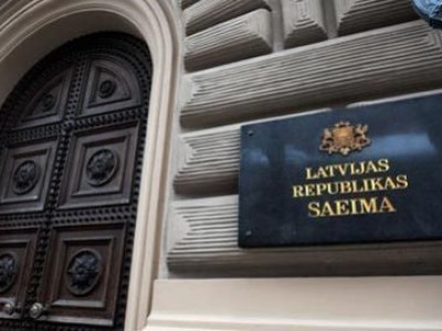 В Латвии увеличивают пенсионный возраст, но не увеличивают занятость