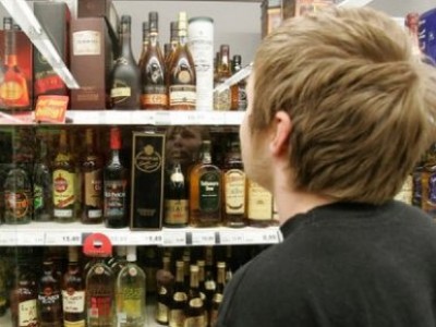 Штрафы за продажу алкоголя подросткам вырастут на порядок