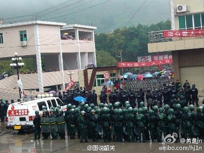 Китайские рабочие оккупировали динамитную фабрику