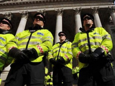 Полицейские Сербии потребовали выдать им теплую одежду и обувь