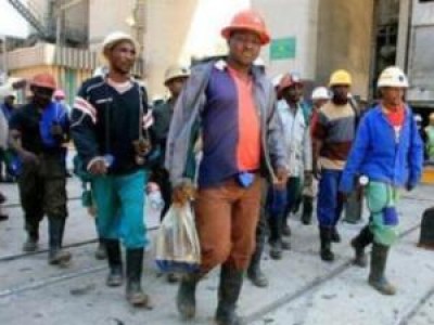 В ЮАР два профсоюза горняков начали передел влияния с помощью поножовщины