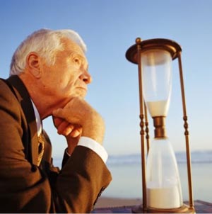 Предлагает передвинуть планку пенсионного возраста для женщин министр финансов РФ Алексей Кудрин