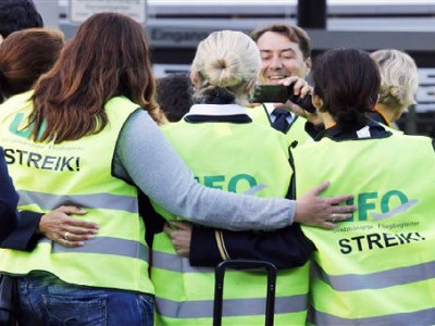 Новая забастовка бортпроводников парализует авиасообщение