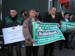 Работники пивоварни «Heineken» (Санкт-Петербург) провели пикет, требуя прекратить сокращение работников и проиндексировать заработную плату на уровень инфляции