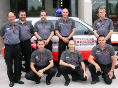 Протестуя против перегрузок, женевские полицейские сняли мундиры и перестали бриться