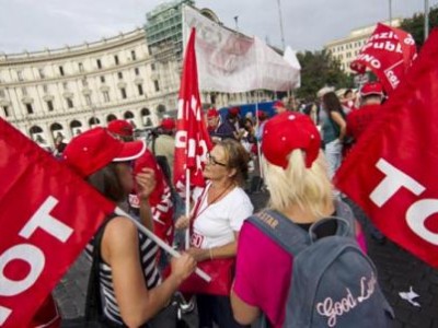 Госслужащие Италии вышли маршем к Колизею