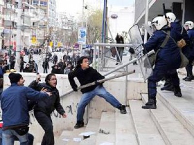 Полиция разгоняет греческих демонстрантов слезоточивым газом