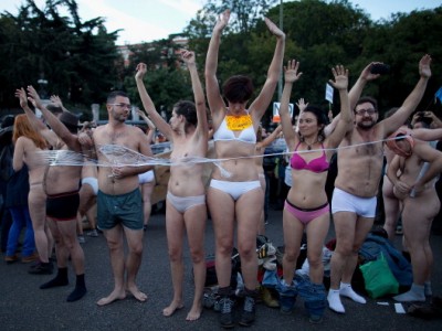 Голый грохот - испанская форма протеста против экономических передряг