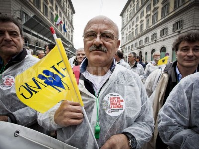 Итальянцы потребовали отставки премьер-министра