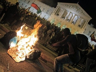 Акцией протеста ответили португальцы на беспрецедентное повышение налогов