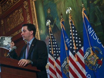 Губернатор Висконсина обещает демократам начать сокращать госслужащих