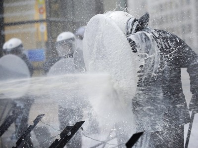 Фермеры выплеснули свое молочное недовольство на Европарламент (ФОТО)