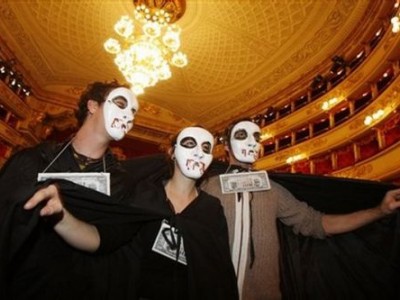 Перед "Ла Скала" прошел театрализованный протест против урезания бюджета