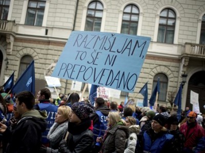 Словенские бюджетники требуют отставки премьера