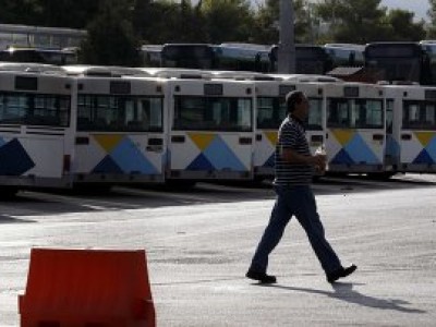 Греческие власти угрожают бастующим транспортникам