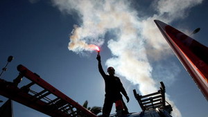 Французы, требуя отмены пенсионной реформы, захватывают аэропорты и вокзалы