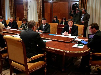 Медведев считает договоренности между работодателями и работниками формальными