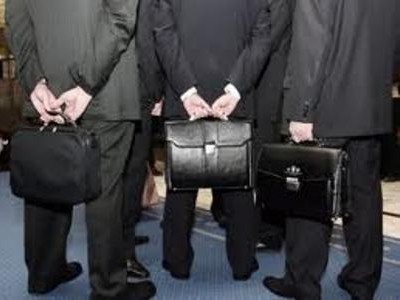 Если госслужащий с четвертьвековым стажем не доработал до пенсионного возраста, пенсию по старости ему все равно дадут