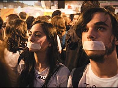 Испанцы заклеили себе рты