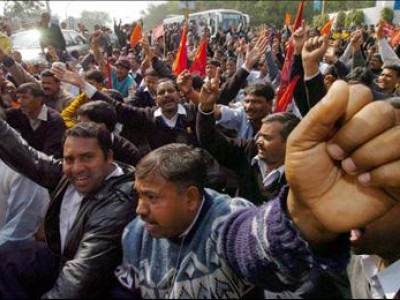 В Индии бастующие требуют соблюдения закона о контрактном труде