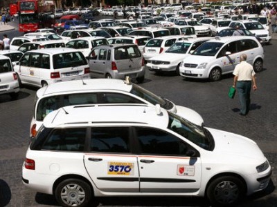 Итальянские таксисты устроят в столице автопробег протеста