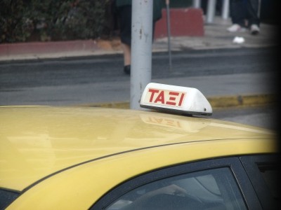 Таксисты в Греции бунтуют против правительственных планов либерализации отрасли