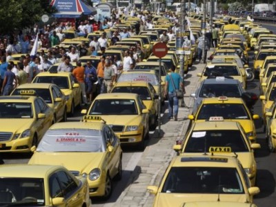 Афинские таксисты вышли на забастовку в разгар туристического сезона