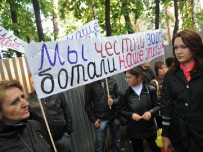 Выселяемые из общежития работники "Салюта" вышли на пикет