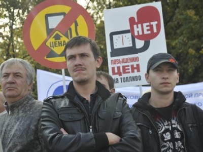 На митинги против роста цен на топливо собрались со всей России