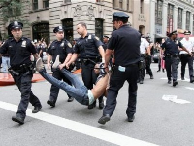 Демонстранты пытаются оккупировать Уолл-стрит (ВИДЕО)