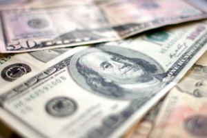 Уехавшим за бугор пенсионерам сдадут валюту